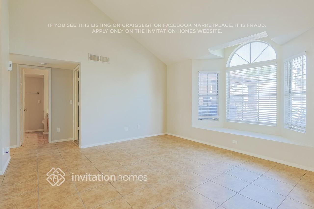 5829 S 42nd St - Photo 2 of 16