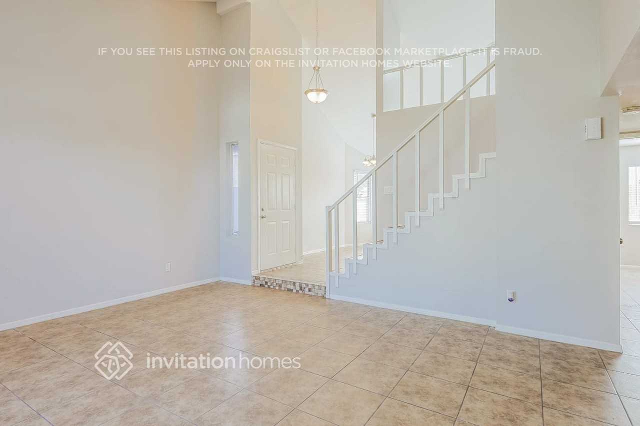 5829 S 42nd St - Photo 3 of 16