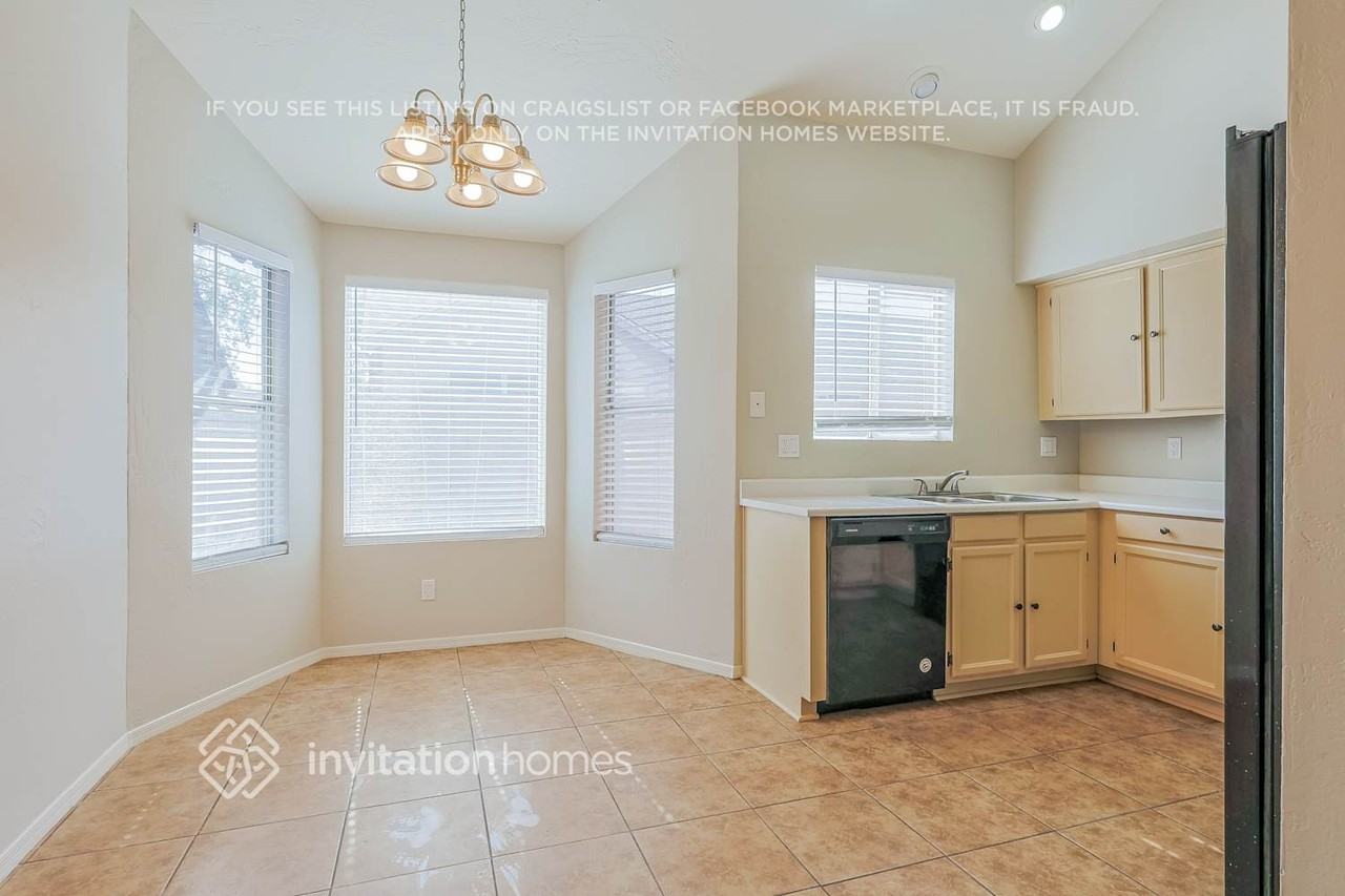 5829 S 42nd St - Photo 6 of 16
