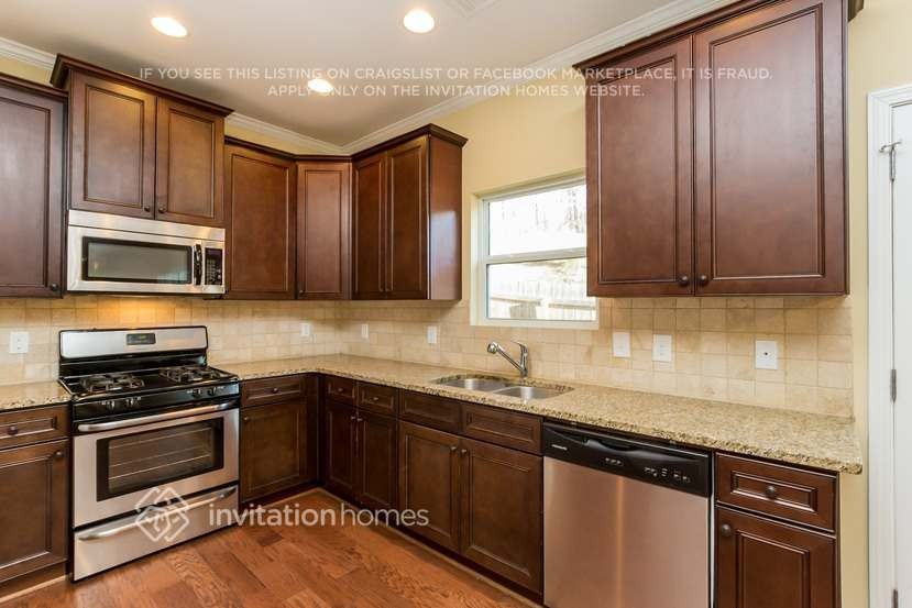 1313 Invermere Dr Se - Photo 4 of 18