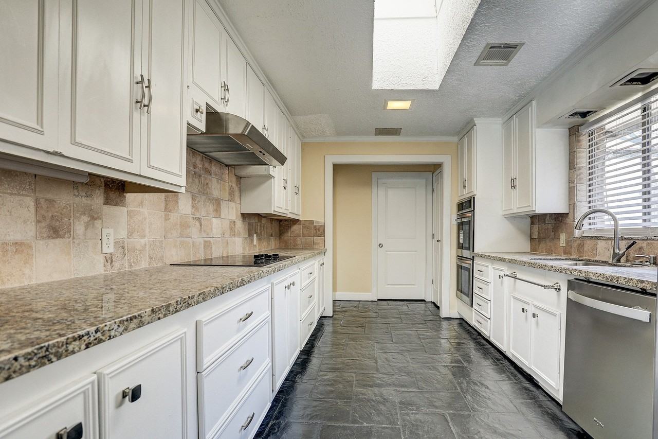 5203 Braesvalley Dr - Photo 4 of 32