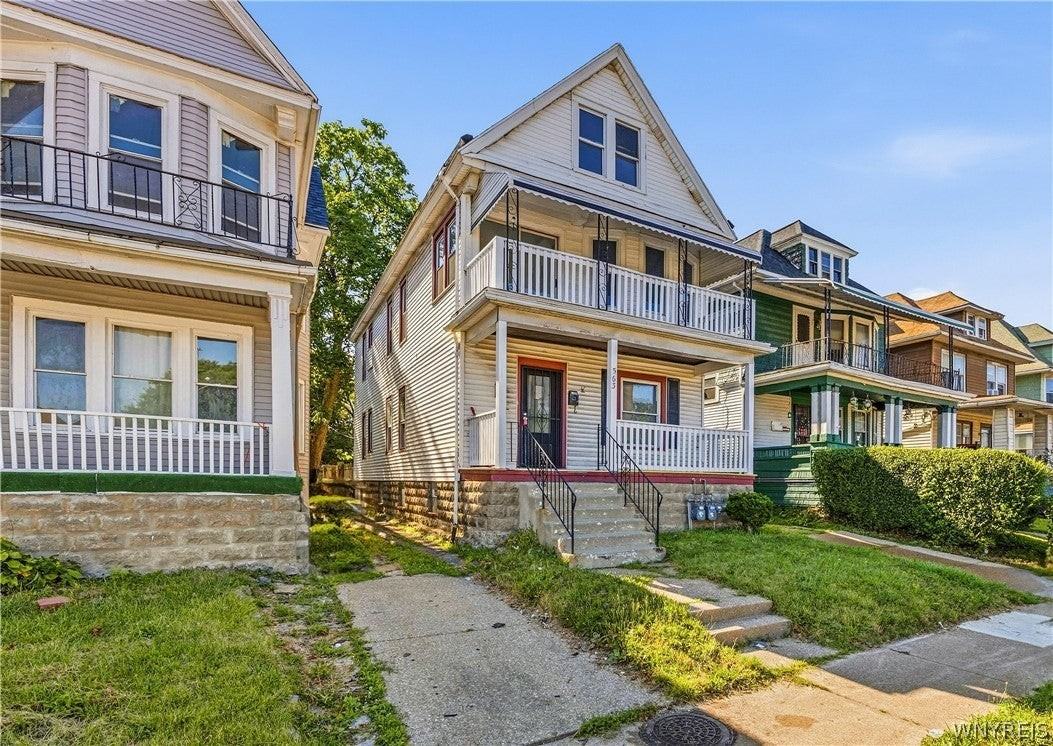 563 Humboldt Pkwy - Photo 2 of 37