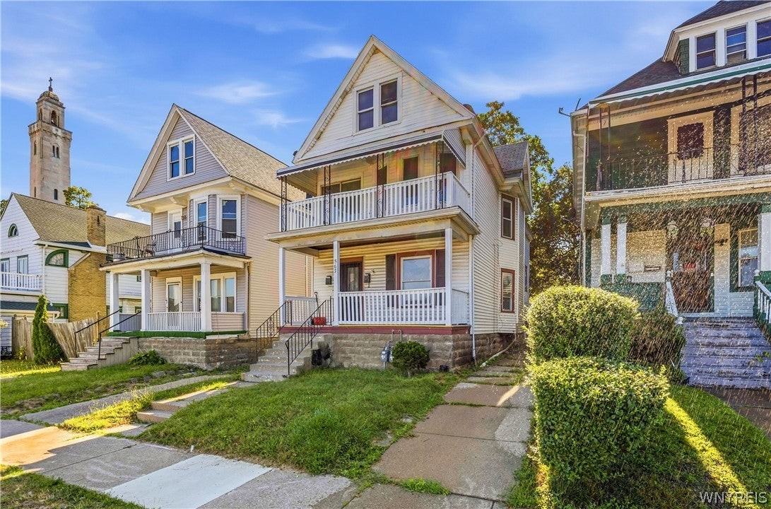 563 Humboldt Pkwy - Photo 3 of 37