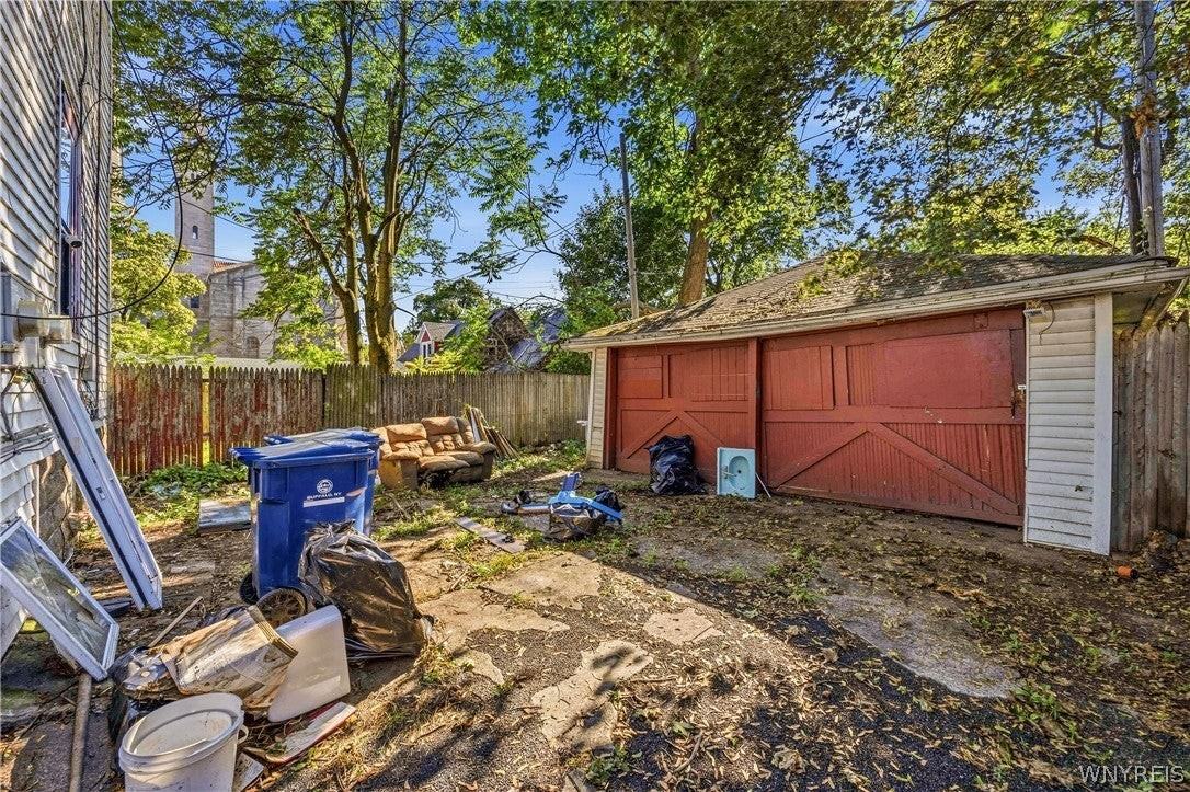 563 Humboldt Pkwy - Photo 4 of 37