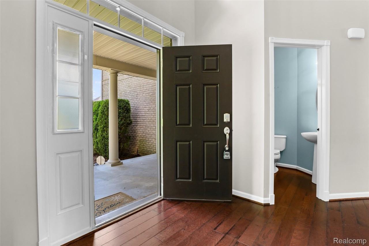 24303 Saybrook Ct - Photo 3 of 50