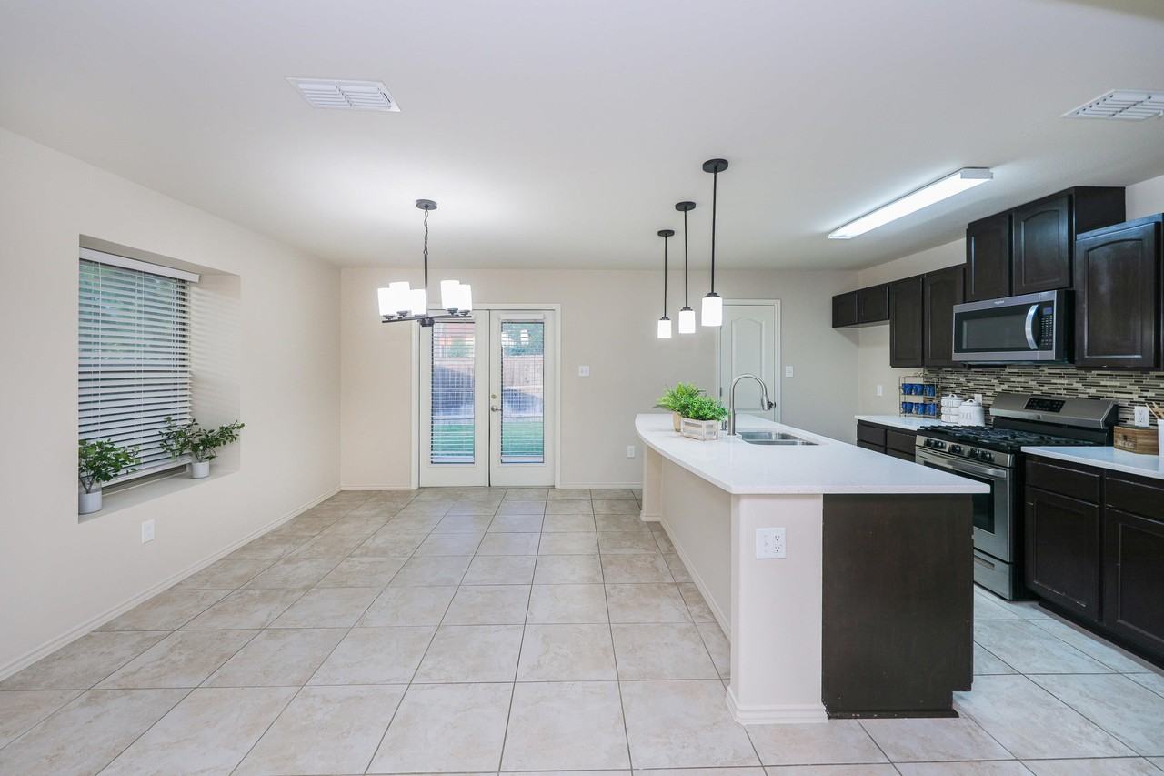 704 Mercado Ln - Photo 3 of 34