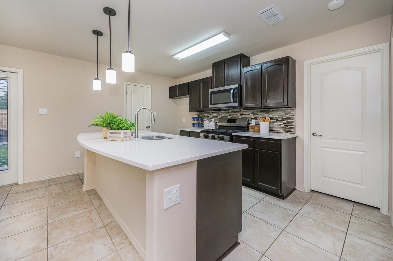 704 Mercado Ln - Photo 4 of 34