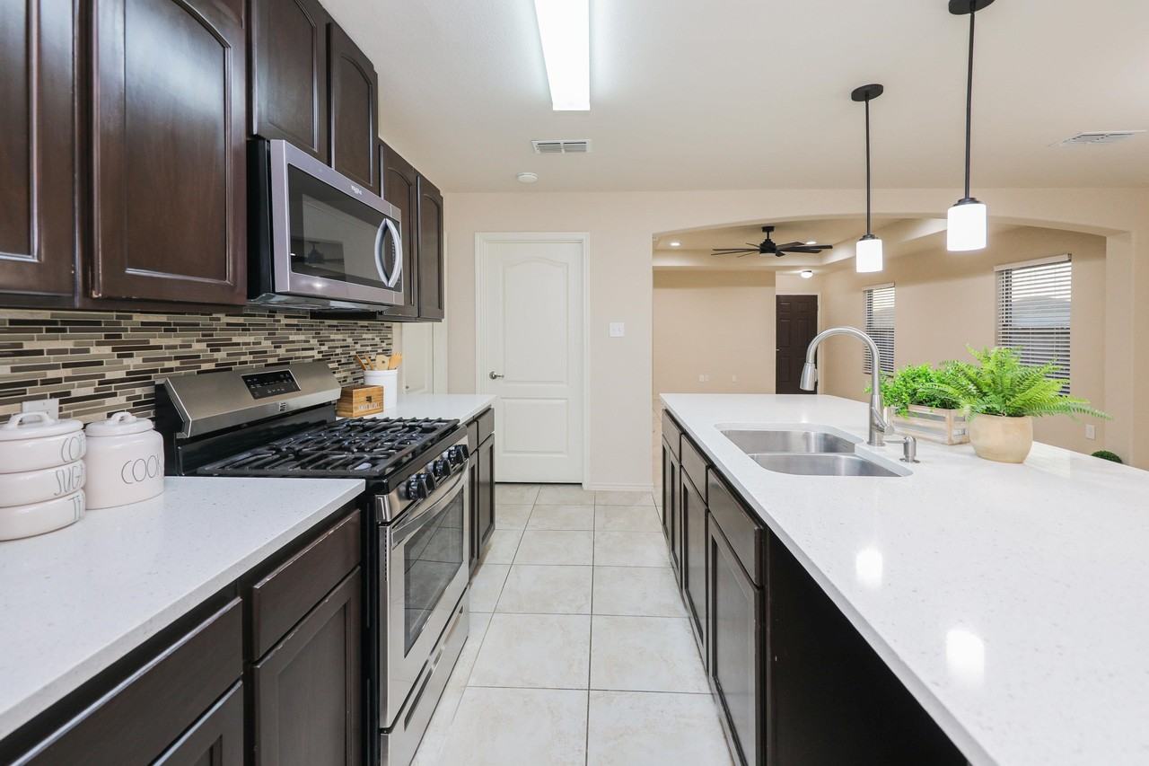 704 Mercado Ln - Photo 5 of 34