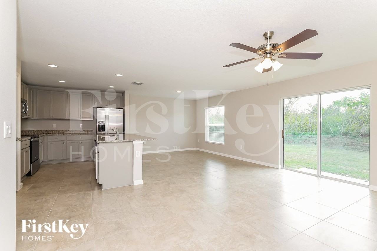228 Southern Breeze Loop - Photo 3 of 16