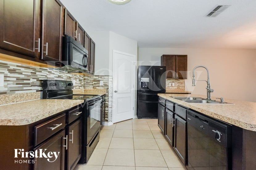915 Freedom Blvd - Photo 5 of 16