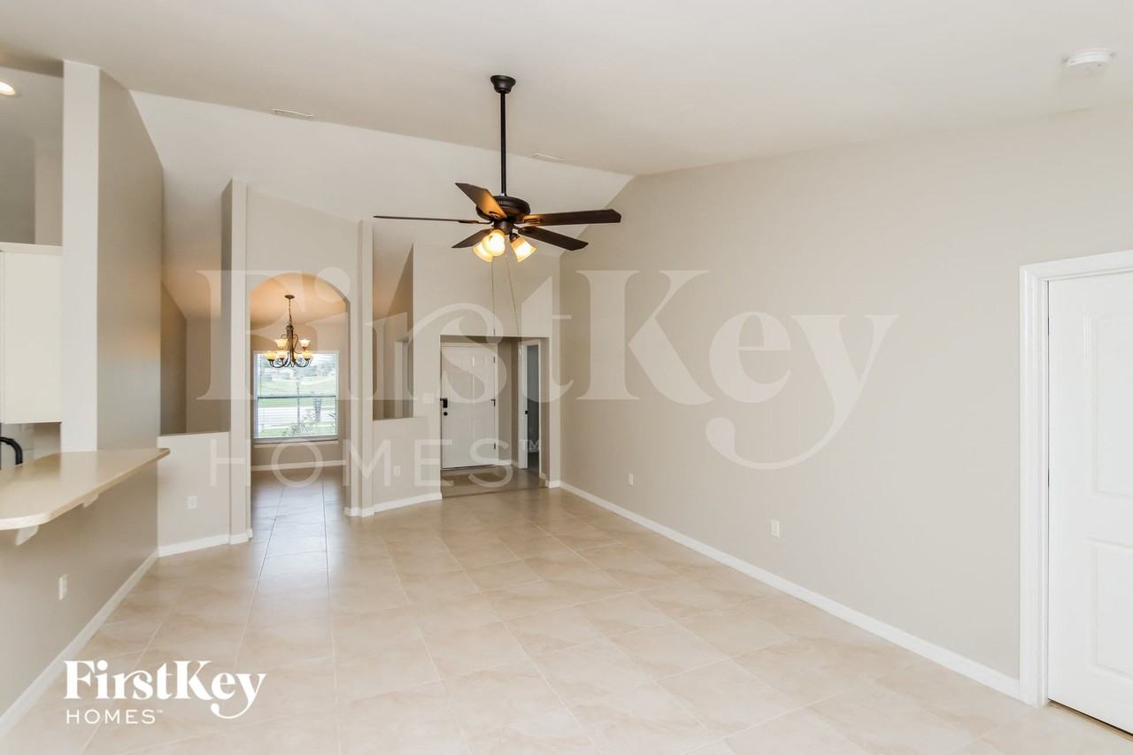 1932 Gloria Cir Ne - Photo 3 of 16
