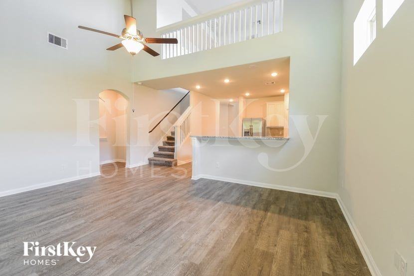 317 Lakeway Cir - Photo 2 of 16