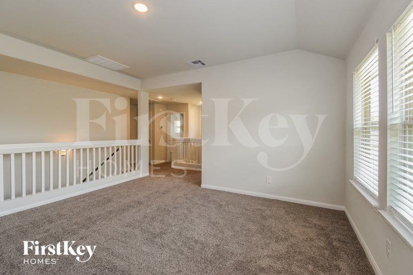 317 Lakeway Cir - Photo 3 of 16