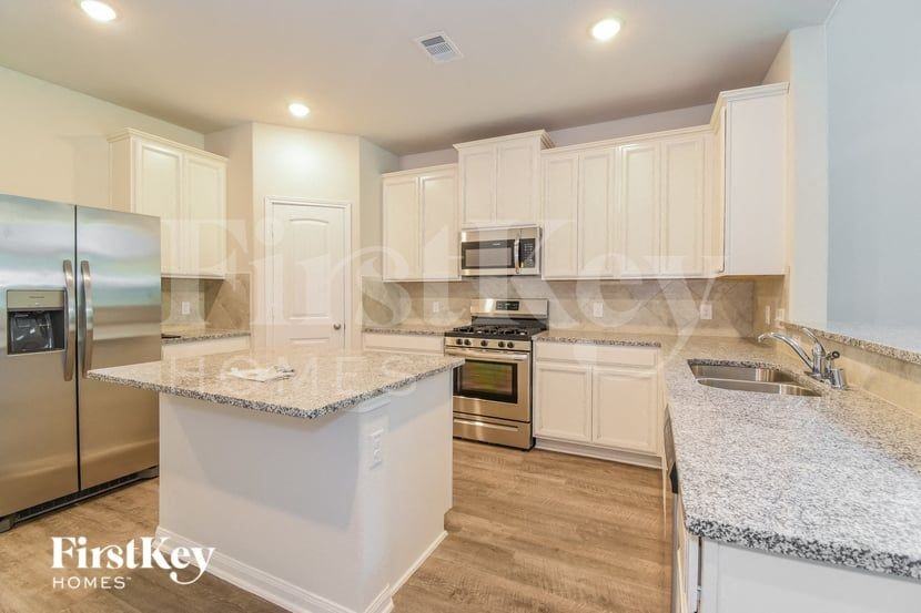 317 Lakeway Cir - Photo 5 of 16