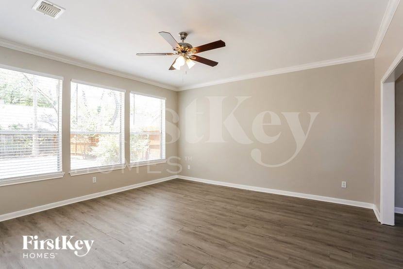 5711 Parryville Dr - Photo 3 of 16