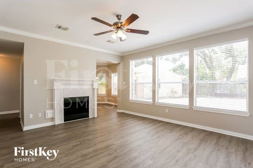 5711 Parryville Dr - Photo 4 of 16