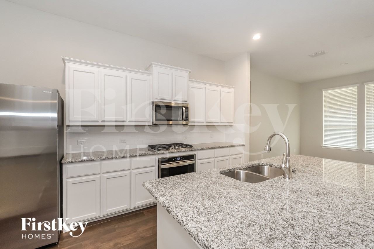 701 Brody Trl - Photo 5 of 17