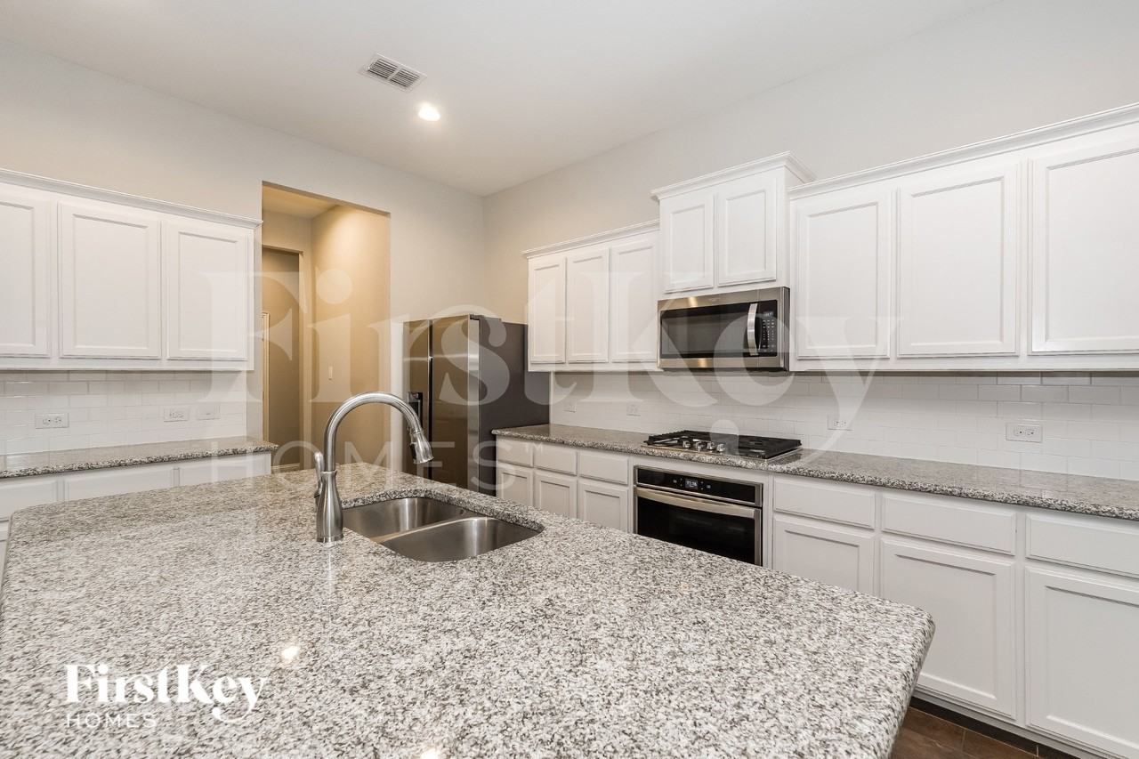 701 Brody Trl - Photo 6 of 17