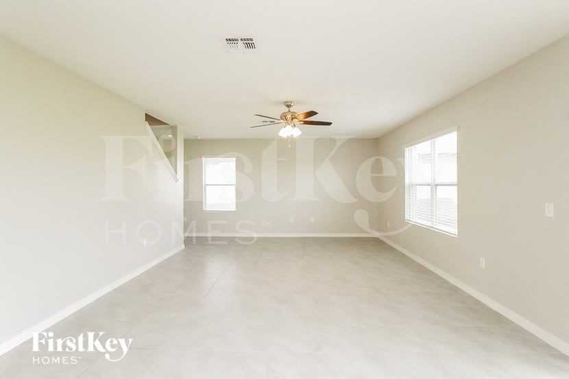 465 Noble Ave - Photo 2 of 16