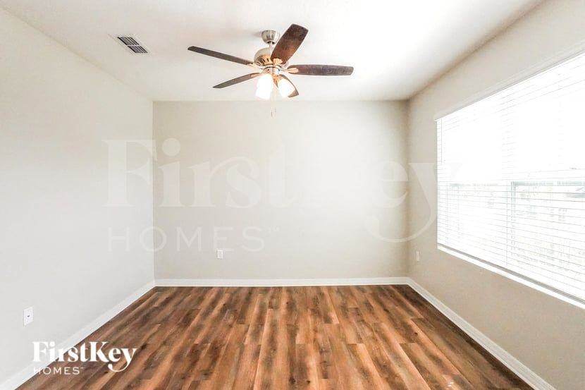 465 Noble Ave - Photo 3 of 16