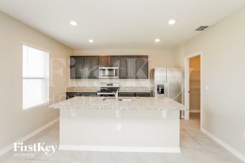 465 Noble Ave - Photo 4 of 16