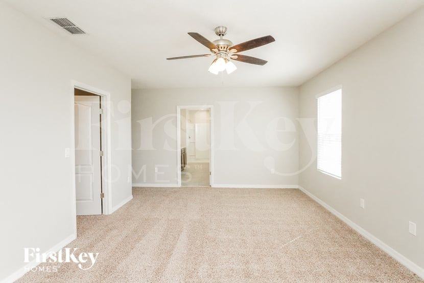 465 Noble Ave - Photo 5 of 16