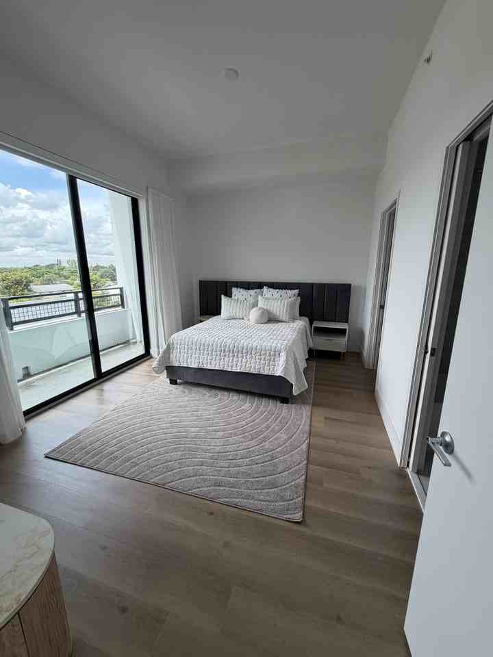 2233 Hollywood Blvd #702 - Photo 3 of 8