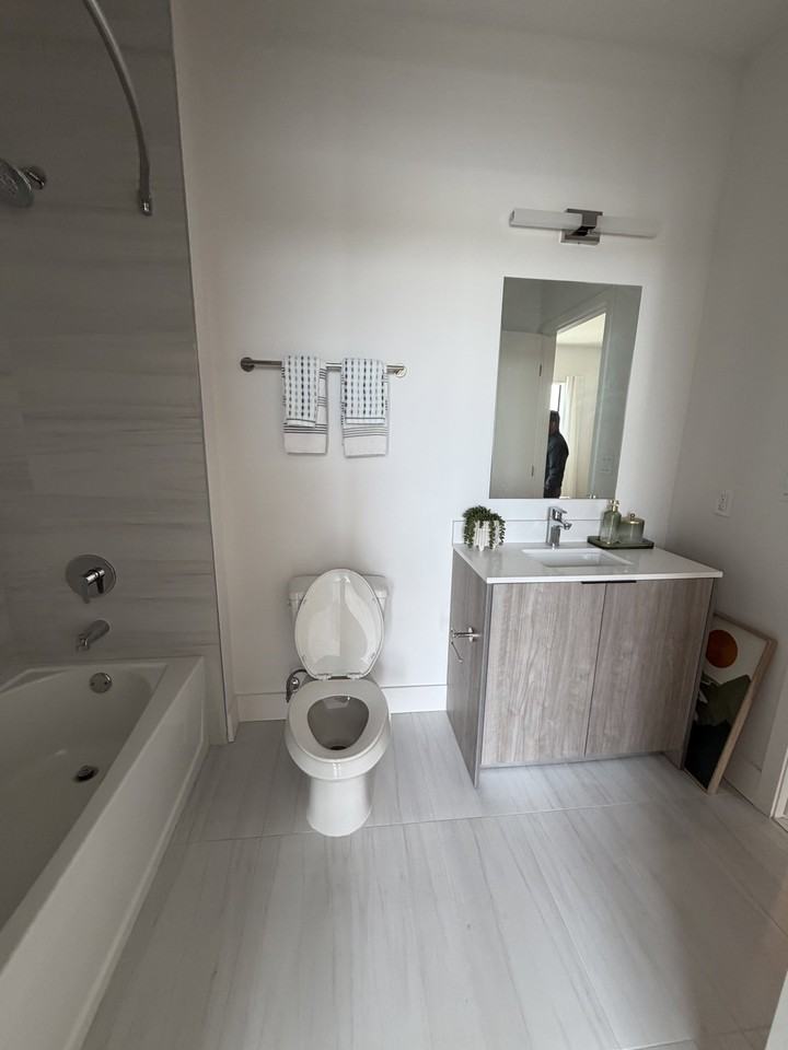2233 Hollywood Blvd #702 - Photo 4 of 8