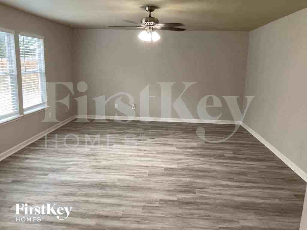 3605 Smoketree Dr - Photo 3 of 10