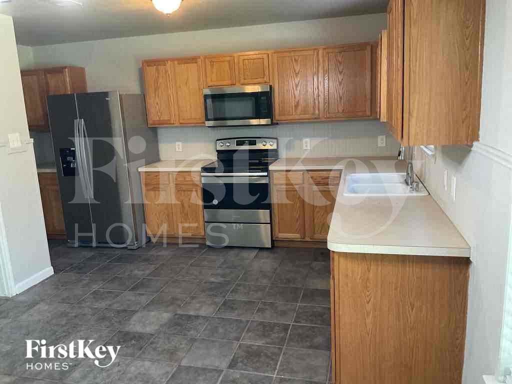 3605 Smoketree Dr - Photo 4 of 10