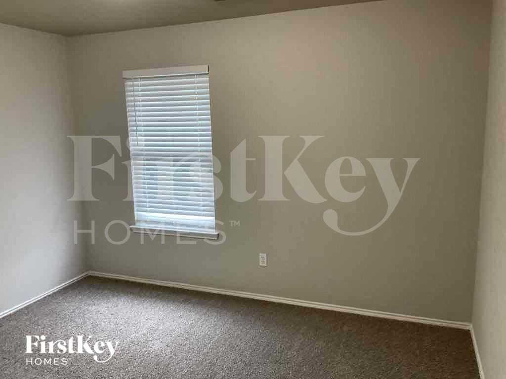 3605 Smoketree Dr - Photo 5 of 10