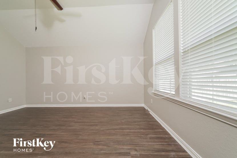 1521 Toucan Dr - Photo 3 of 16