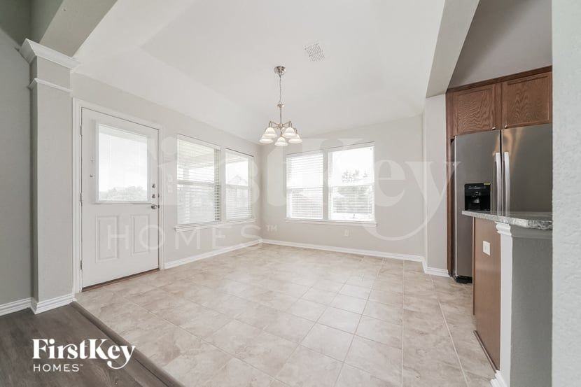 1521 Toucan Dr - Photo 4 of 16