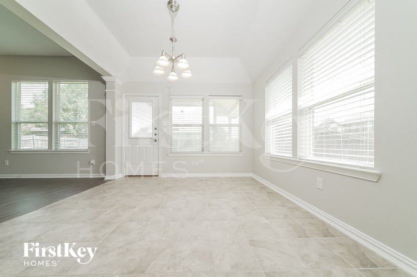 1521 Toucan Dr - Photo 5 of 16