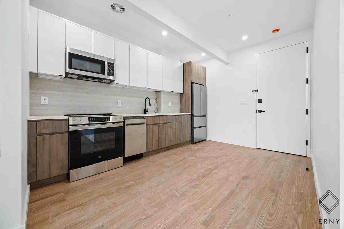 942 New York Avenue #6 - Photo 5 of 8