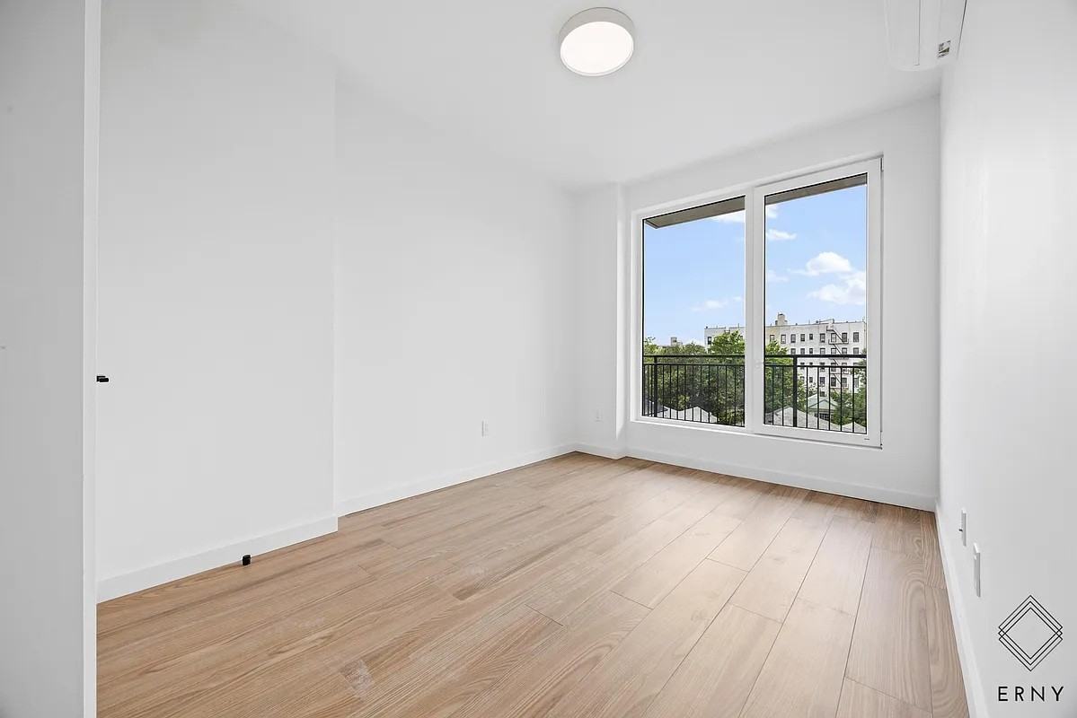 942 New York Avenue #6 - Photo 7 of 8
