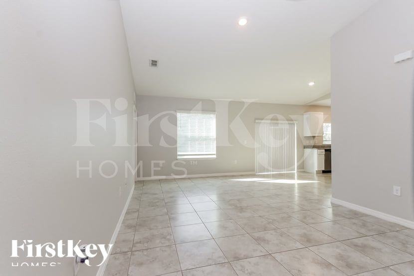 1810 Sw Effland Ave - Photo 4 of 16