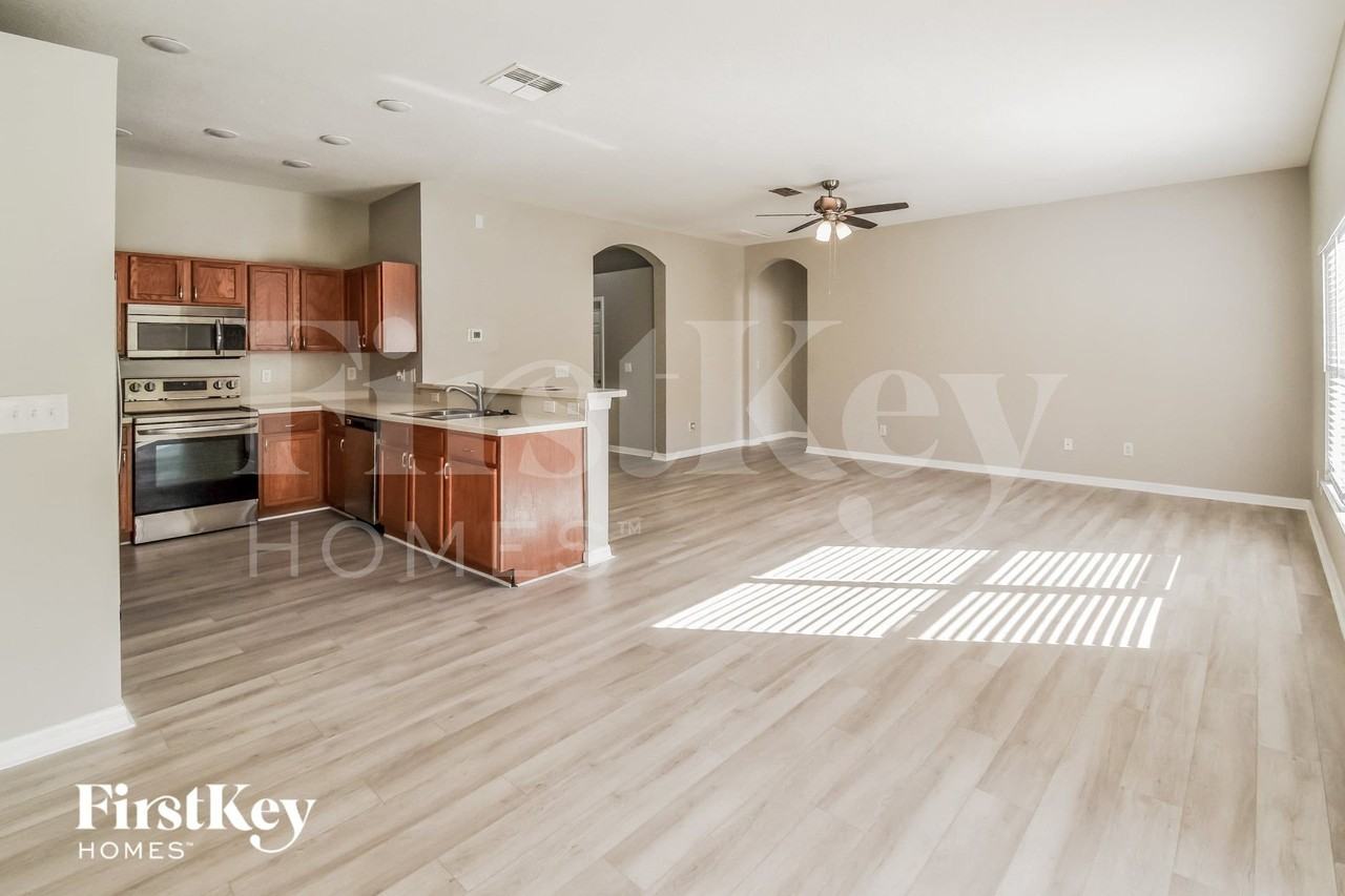 722 Parsons Pointe St - Photo 4 of 16