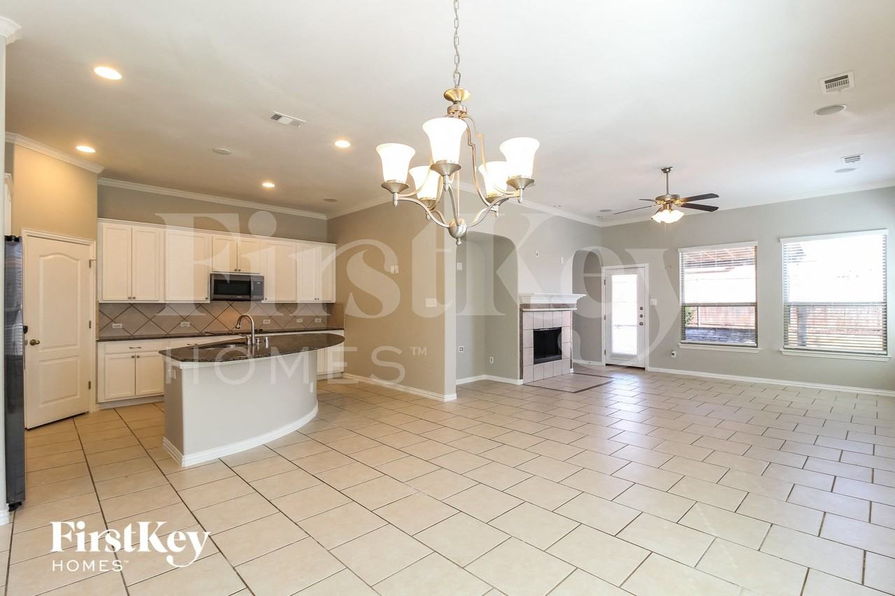15024 Spruce St - Photo 4 of 16