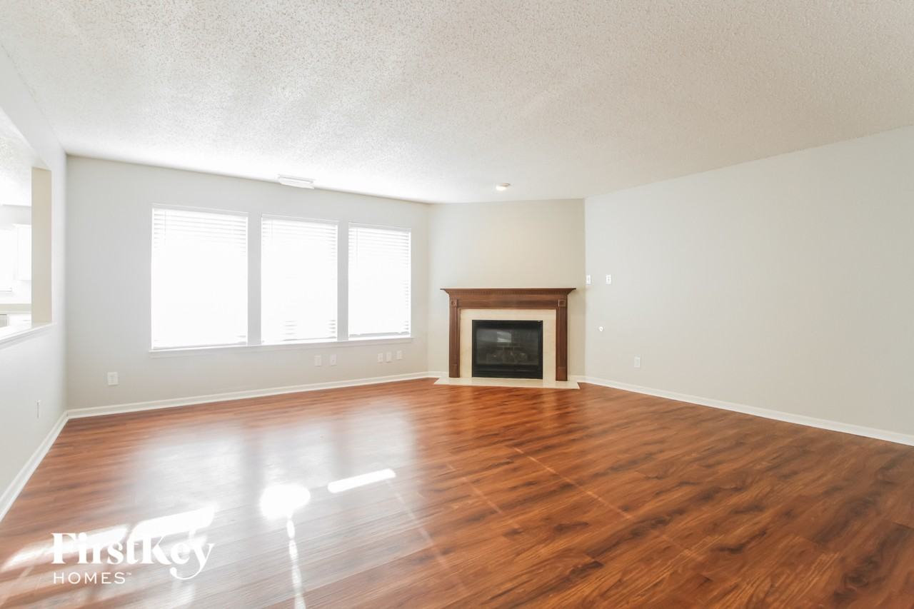 2310 Amberleigh Dr - Photo 3 of 15