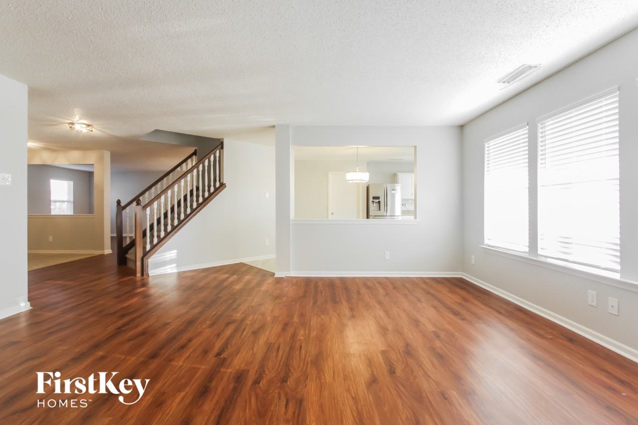2310 Amberleigh Dr - Photo 4 of 15
