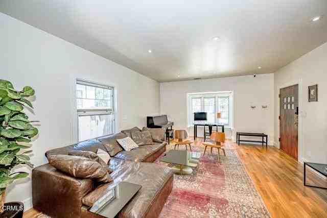 961 N Michigan Ave - Photo 4 of 8