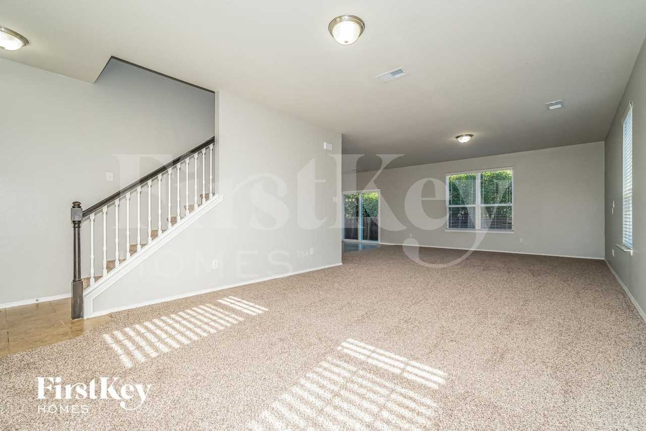 2209 Windsor Farms Dr - Photo 2 of 16