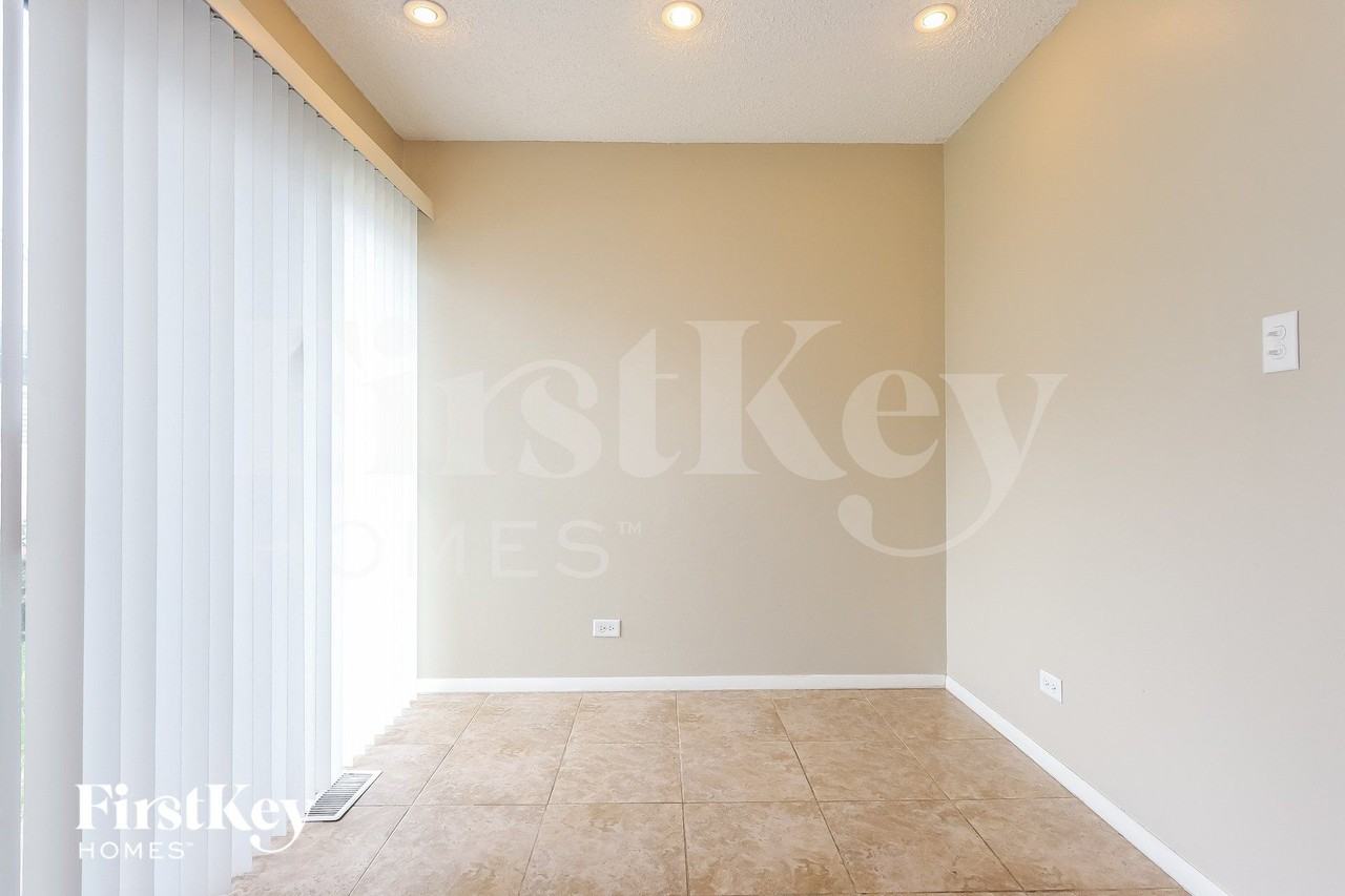 9226 162nd St - Photo 4 of 15