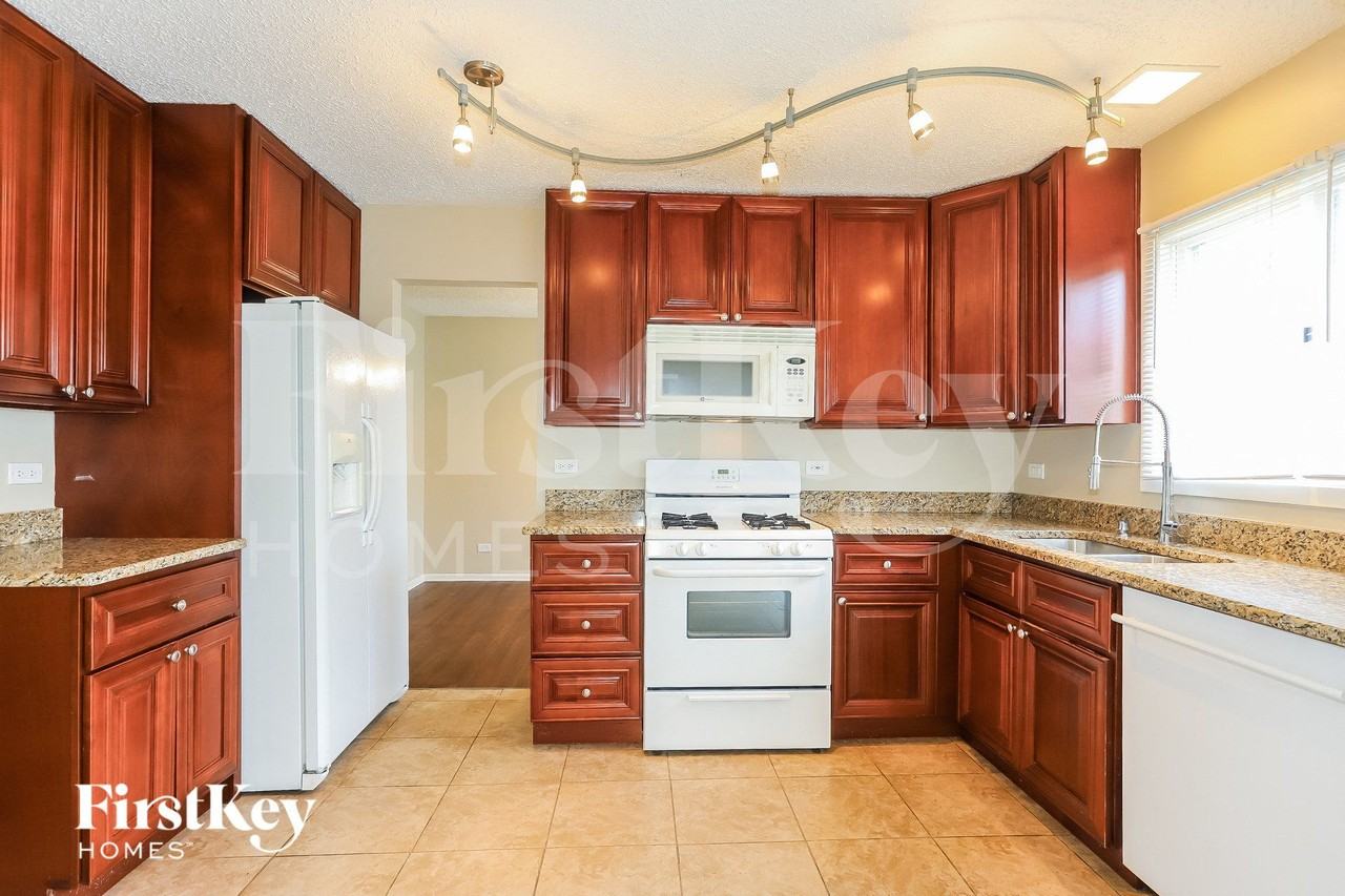 9226 162nd St - Photo 5 of 15