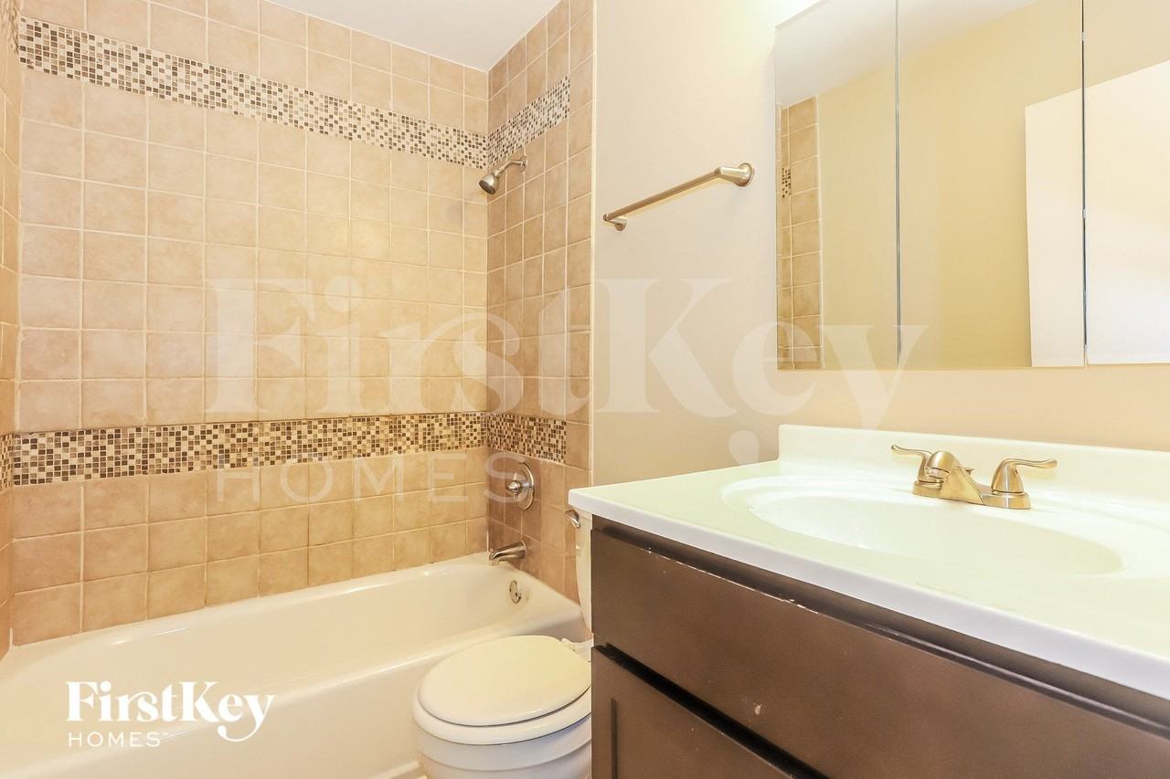9226 162nd St - Photo 7 of 15