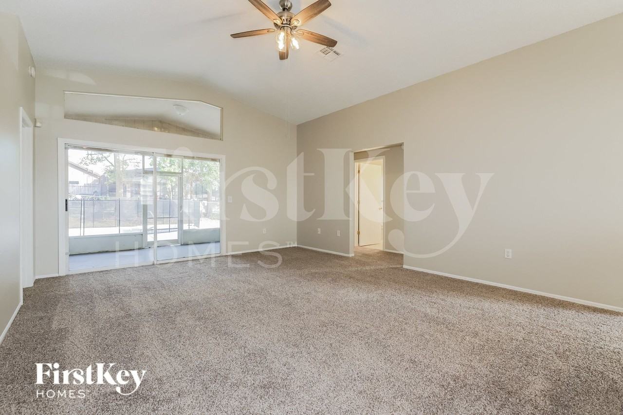 785 Hunt Dr - Photo 3 of 17