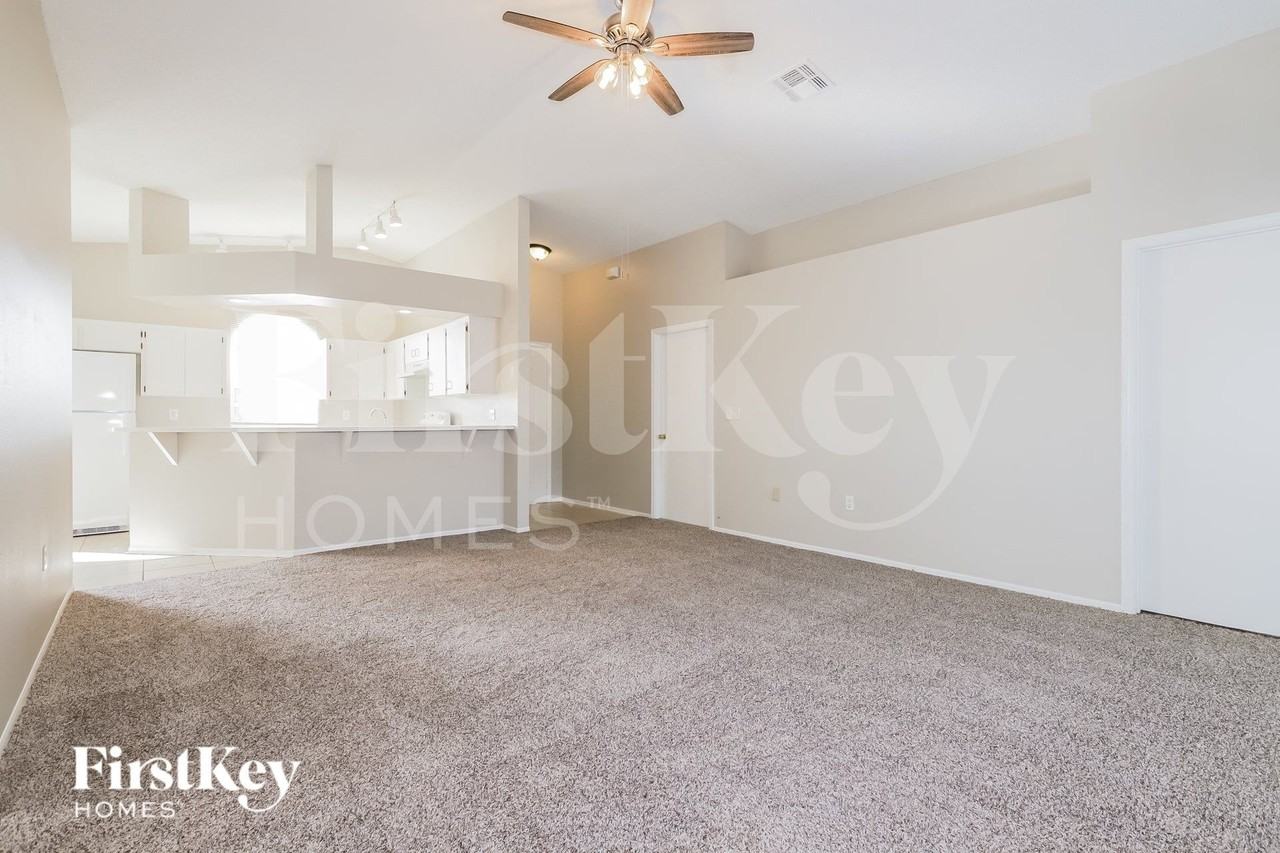 785 Hunt Dr - Photo 4 of 17