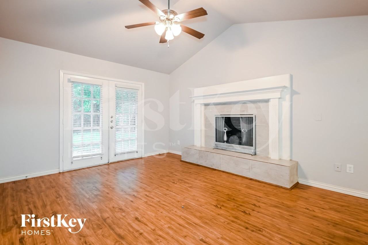 302 Shorewood Dr - Photo 2 of 16