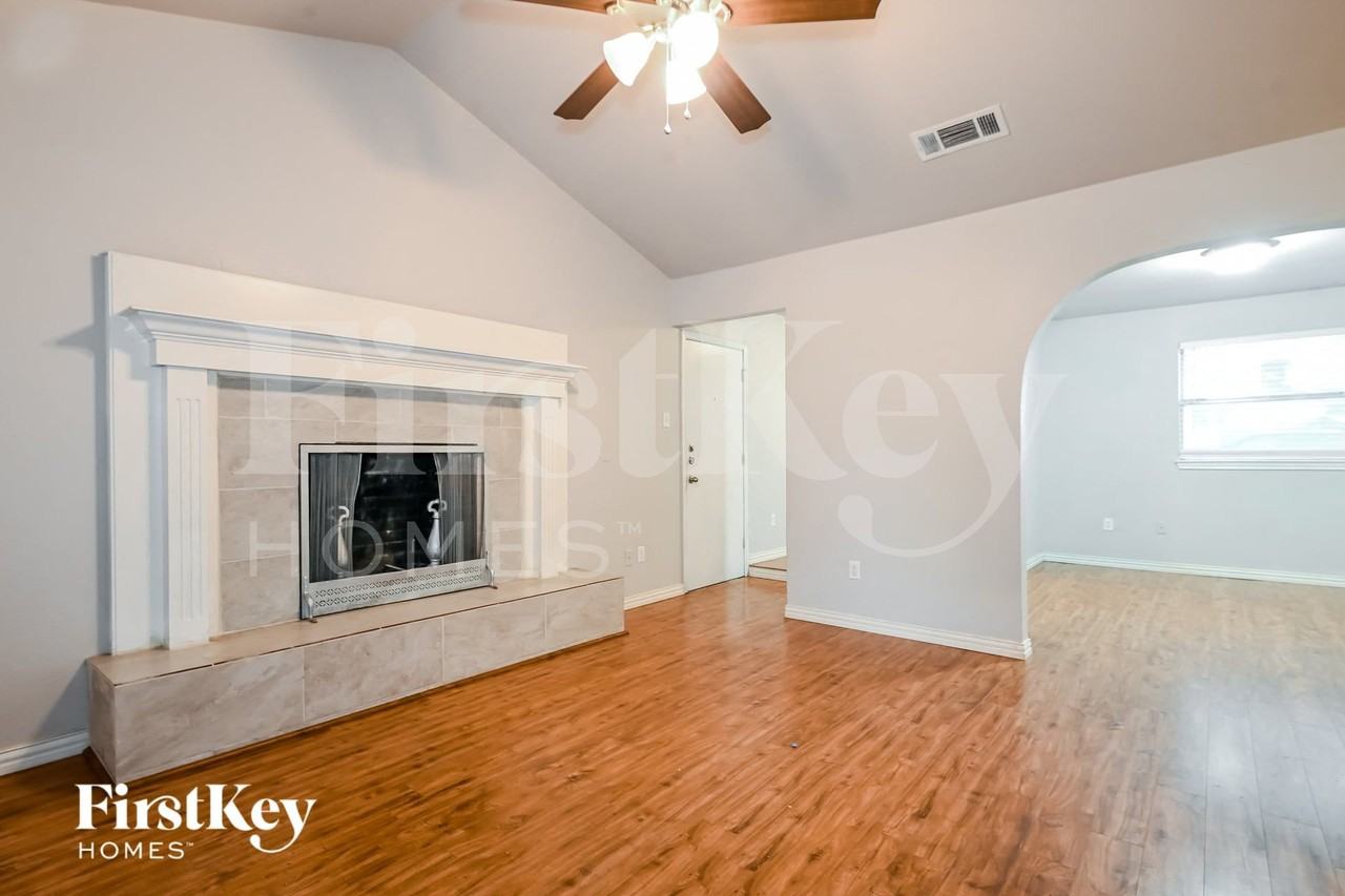 302 Shorewood Dr - Photo 3 of 16